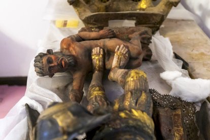 Detalles de los trabajos que están realizando los restauradores