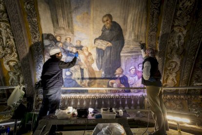 Detalles de los trabajos que están realizando los restauradores