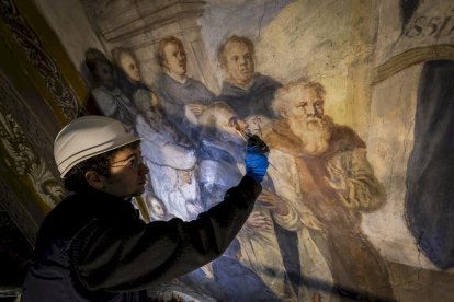 Detalles de los trabajos que están realizando los restauradores