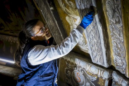 Detalles de los trabajos que están realizando los restauradores