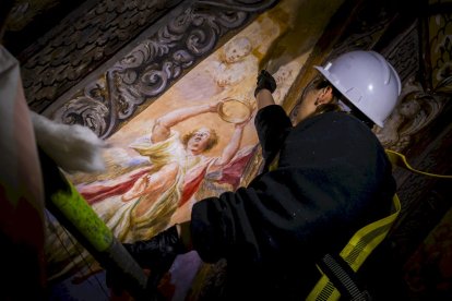 Detalles de los trabajos que están realizando los restauradores