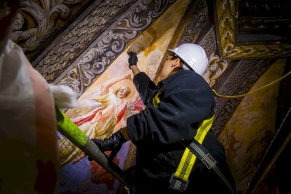 Detalles de los trabajos que están realizando los restauradores