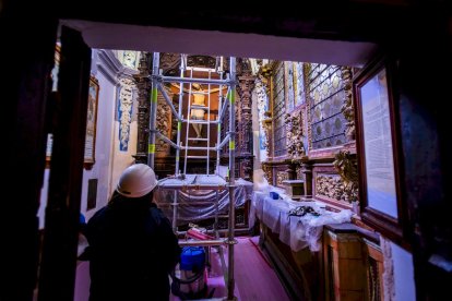 Detalles de los trabajos que están realizando los restauradores