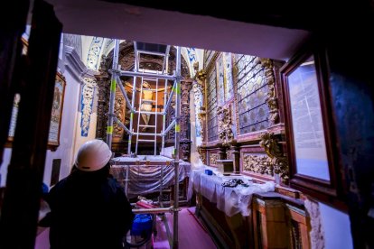 Detalles de los trabajos que están realizando los restauradores