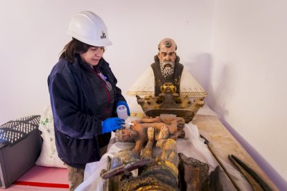 Detalles de los trabajos que están realizando los restauradores