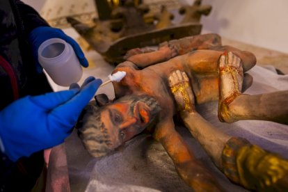 Detalles de los trabajos que están realizando los restauradores