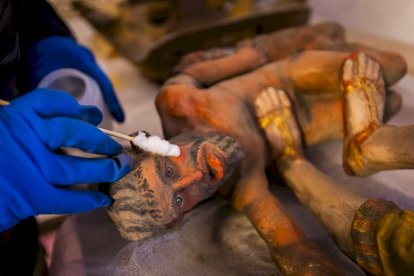 Detalles de los trabajos que están realizando los restauradores