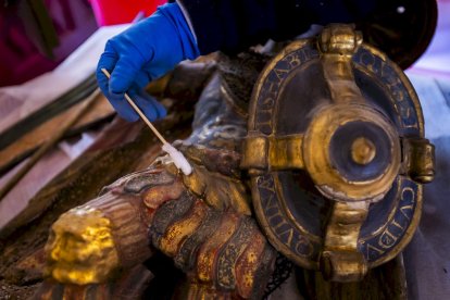 Detalles de los trabajos que están realizando los restauradores