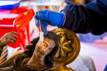 Detalles de los trabajos que están realizando los restauradores