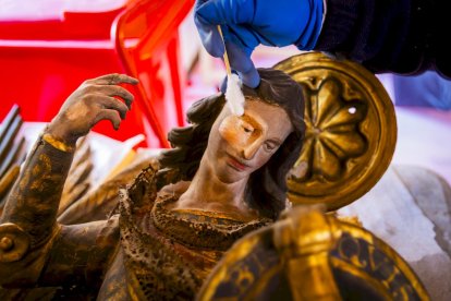 Detalles de los trabajos que están realizando los restauradores