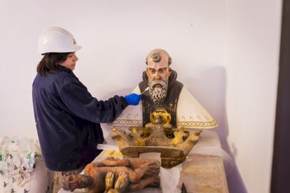 Detalles de los trabajos que están realizando los restauradores