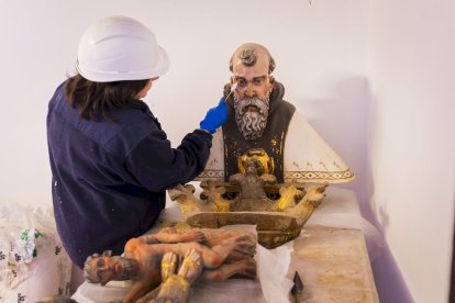 Detalles de los trabajos que están realizando los restauradores