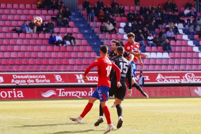 Nacho Pastor se eleva para marcar su primer gol con la camiseta del Numancia tras sólo 29 minutos jugados.