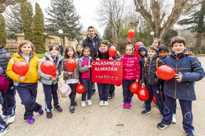 Los niños en una actividad por un mundo sin violencia