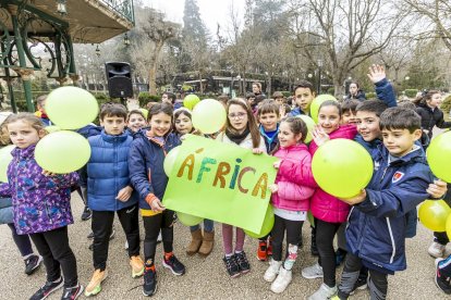 Los niños en una actividad por un mundo sin violencia