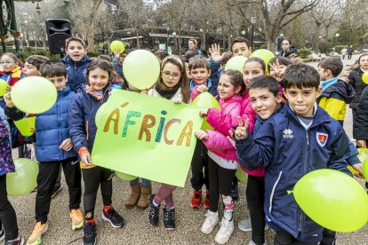 Los niños en una actividad por un mundo sin violencia