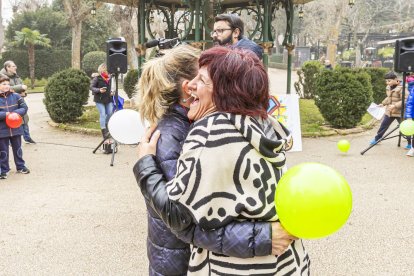 Los niños en una actividad por un mundo sin violencia