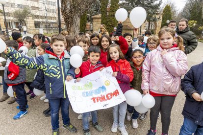 Los niños en una actividad por un mundo sin violencia