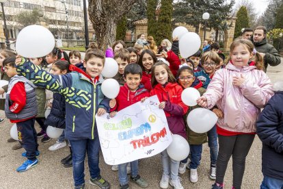 Los niños en una actividad por un mundo sin violencia