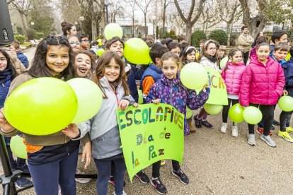 Los niños en una actividad por un mundo sin violencia
