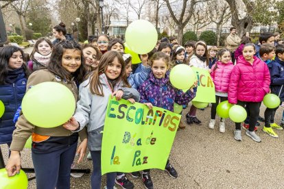 Los niños en una actividad por un mundo sin violencia