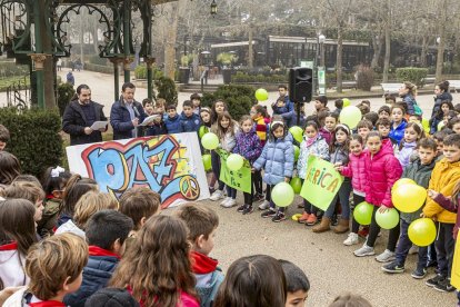Los niños en una actividad por un mundo sin violencia