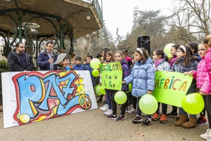 Los niños en una actividad por un mundo sin violencia