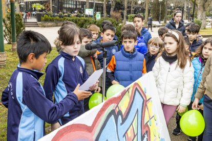 Los niños en una actividad por un mundo sin violencia