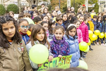 Los niños en una actividad por un mundo sin violencia