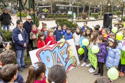 Los niños en una actividad por un mundo sin violencia