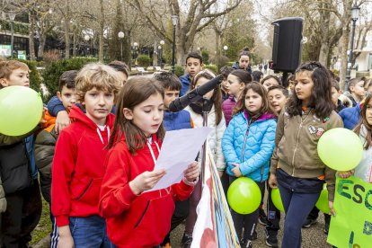 Los niños en una actividad por un mundo sin violencia