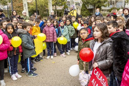Los niños en una actividad por un mundo sin violencia