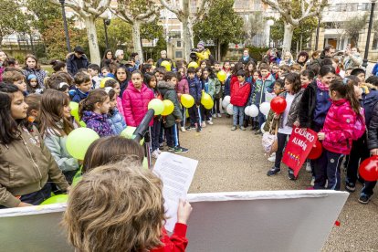 Los niños en una actividad por un mundo sin violencia