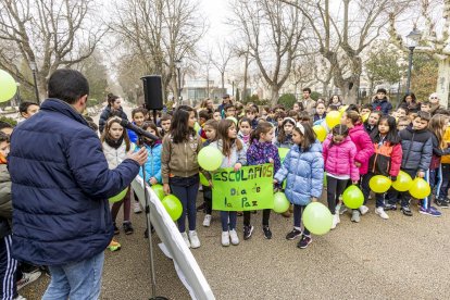 Los niños en una actividad por un mundo sin violencia