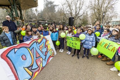 Los niños en una actividad por un mundo sin violencia