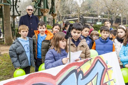 Los niños en una actividad por un mundo sin violencia