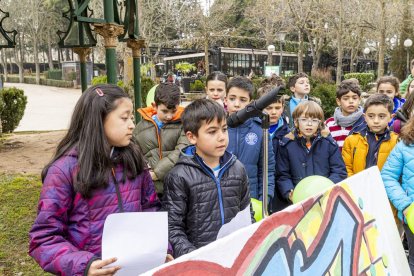 Los niños en una actividad por un mundo sin violencia
