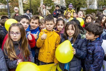 Los niños en una actividad por un mundo sin violencia