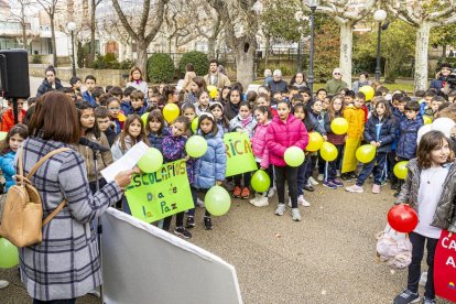 Los niños en una actividad por un mundo sin violencia