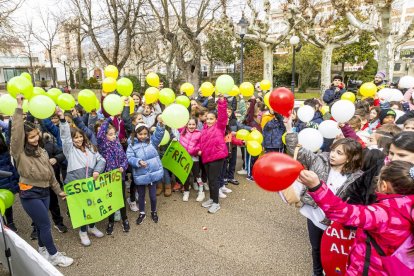 Los niños en una actividad por un mundo sin violencia
