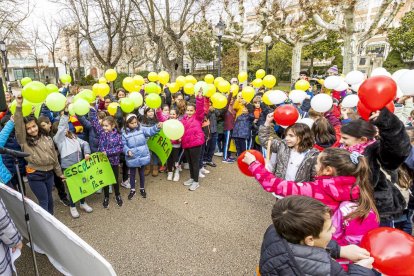 Los niños en una actividad por un mundo sin violencia