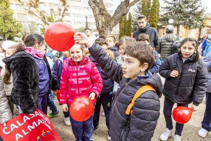 Los niños en una actividad por un mundo sin violencia