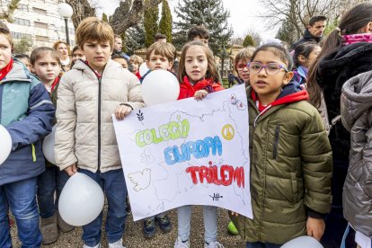 Los niños en una actividad por un mundo sin violencia