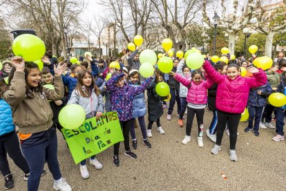 Los niños en una actividad por un mundo sin violencia