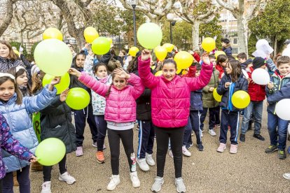 Los niños en una actividad por un mundo sin violencia
