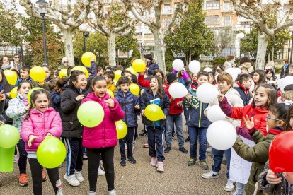 Los niños en una actividad por un mundo sin violencia