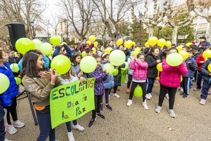 Los niños en una actividad por un mundo sin violencia