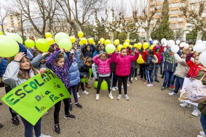 Los niños en una actividad por un mundo sin violencia