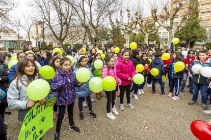 Los niños en una actividad por un mundo sin violencia