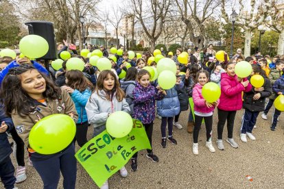 Los niños en una actividad por un mundo sin violencia